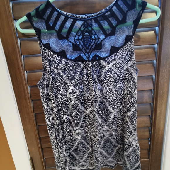 Tank tops - Picture 2 of 4